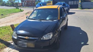 La unidad del taxista que debió llevar a la pareja a una serie de lugares, que sospechó era para vender droga.