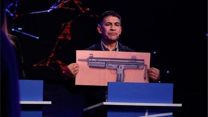 Su foto más famosa, cuando mostró el arma que mató a su hijo en el debate para concejal.