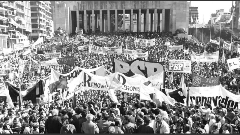 19 de abril de 1987: masivo acto para celebrar el final de la sublevación militar en el Monumento a la Bandera.