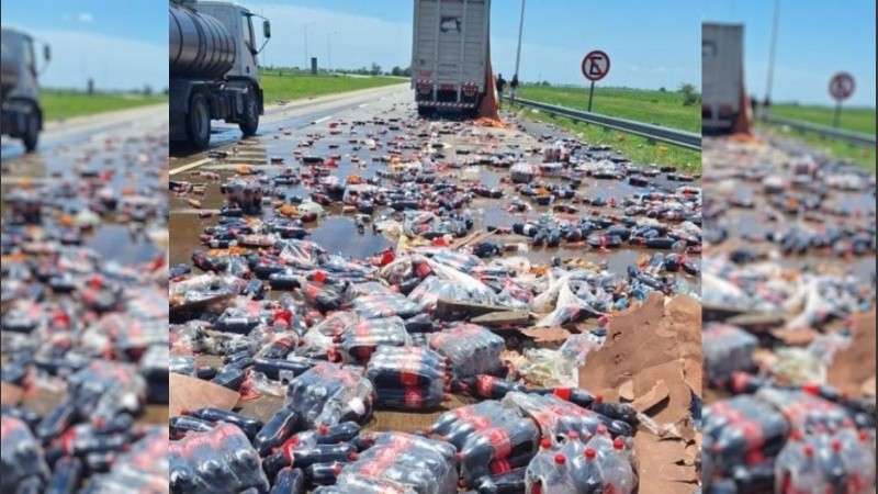 La postal de las cientos de botellas de la gaseosa fue capturada por quienes trasitaron por el lugar este lunes. 