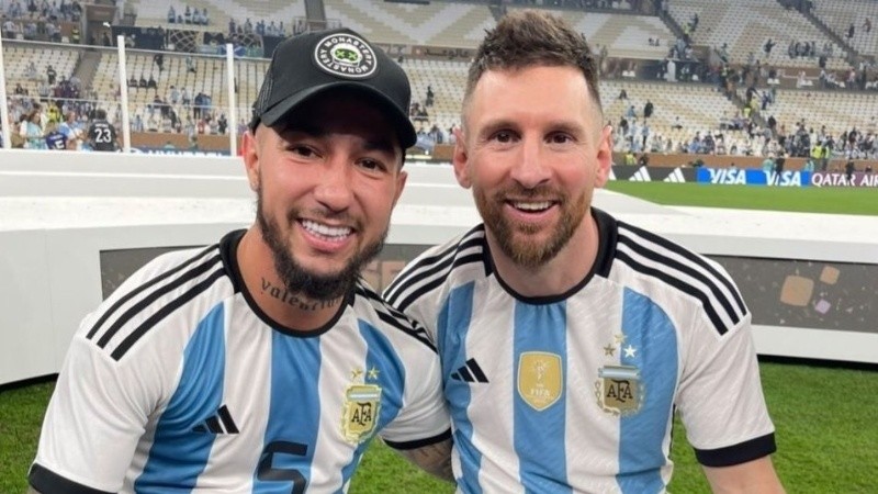 Acosta junto a Messi. Amigo de Leo Paredes, estuvo en la consagración argentina en Qatar.