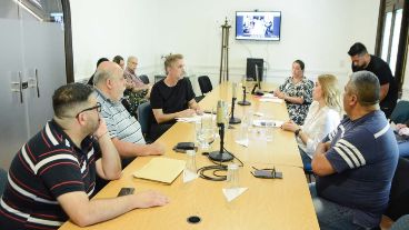 La reunión de este lunes entre los peones y la comisión de Control para pensar la quita de efectivo por la noche.