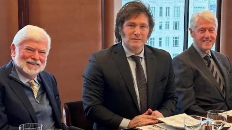  Milei junto al expresidente estadounidense Bill Clinton y Chris Dodd, asesor de Biden para América Latina.
