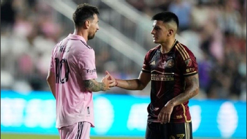 Messi con Almada, tras un partido entre Inter Mami y Atlanta United. Los dos fueron campeones del mundo en Qatar 2022.