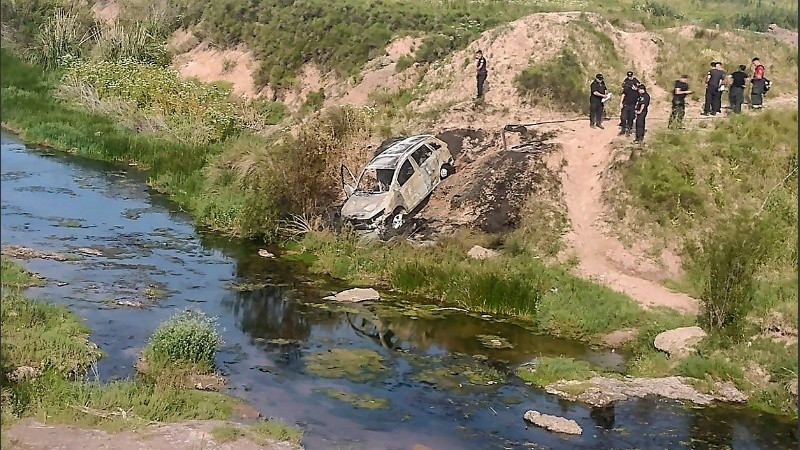 El auto quedó a pocos metros del arroyo Ludueña, junto a la autopista Rosario-Córdoba.