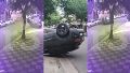 Video: se descompensó, impactó contra autos estacionados y volcó