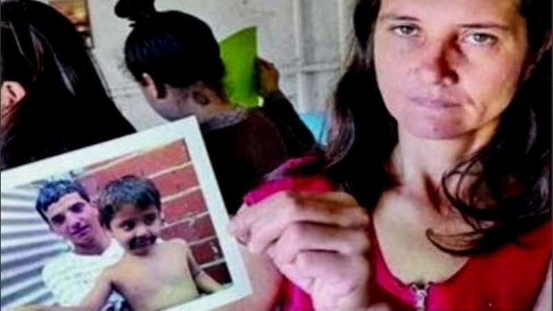 Lorena con la foto de David, a poco tiempo del crimen.