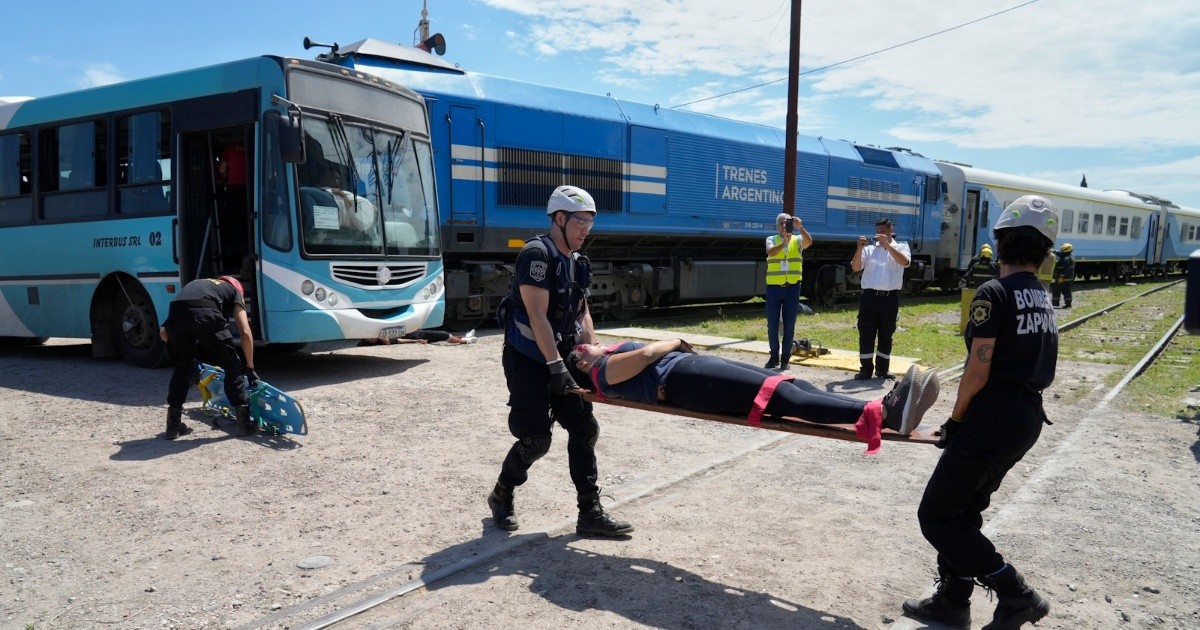 Fotogalería simulacro de un choque entre un tren, un colectivo y autos