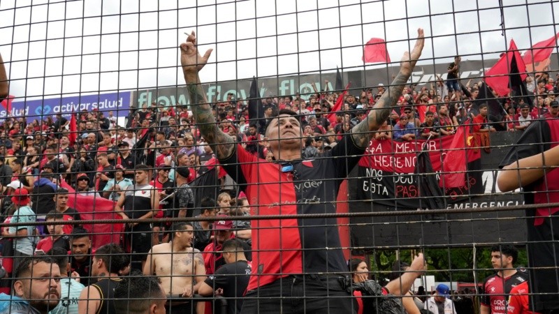 La lluvia le agrega dramatismo a la espera de la final por la permanencia entre Colón y Gimnasia