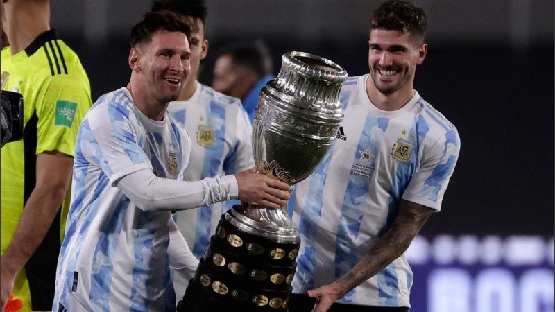 Messi y De Paul con la Copa América que Argentina conquistó en el Maracaná, en 2021.