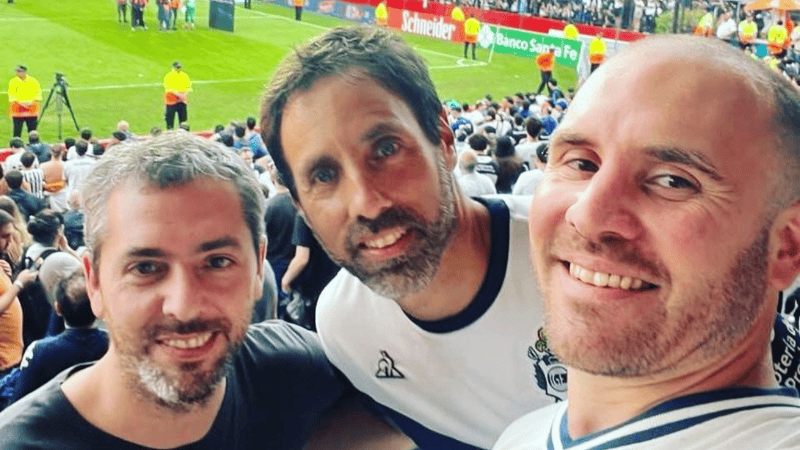El ex ministro festejó en Rosario junto a los hinchas de Gimnasia.