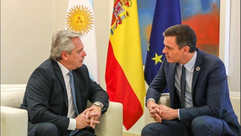 El presidente Alberto Fernández durante una reunión con su par español, Pedro Sánchez.