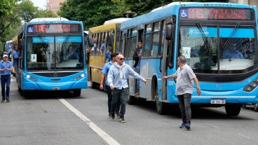Los compañeros y compañeras de Roldán realizaron una emotiva caravana este lunes, en medio de un paro del servicio.