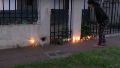 Vecinos realizaron un abrazo simbólico con velas y flores para acompañar a la familia del chofer