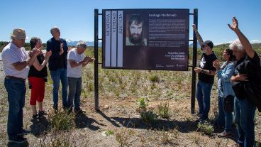 El momento en que fue descubierto el cartel en memoria de Santiago Maldonado, junto a la ruta 40, donde fue visto por última vez.