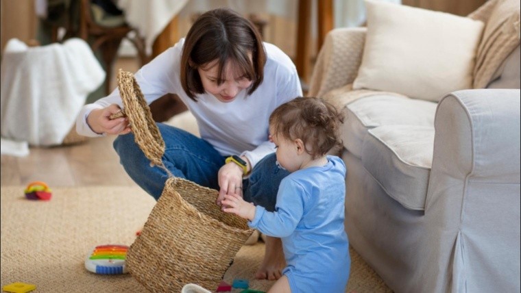 Salarios: cuánto cobra una niñera en diciembre y cómo calcular el aguinaldo