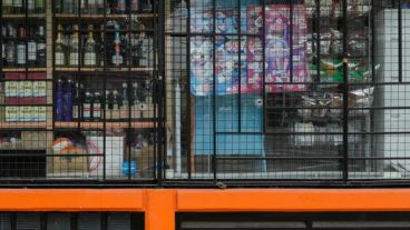 Vidriera con dos impactos: el de la derecha corresponde al ataque del último martes a la noche.