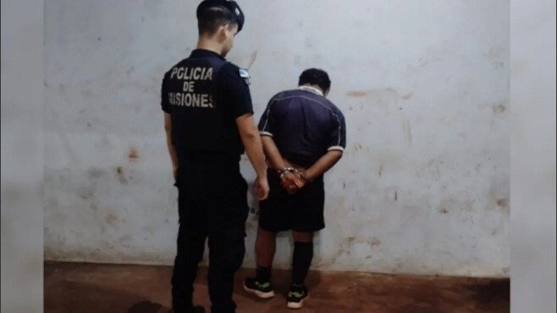 El árboitro fue detenido por la policía local, mientras que el jugador agredido seguía internado.