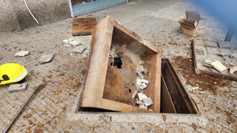 La cuadrilla trabajaba desde la tarde en reparar la caja para restablecer el servicio de luz en la zona.