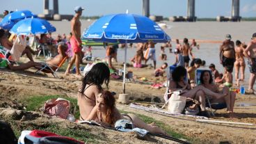 El día se presta para disfrutar cerca del río.