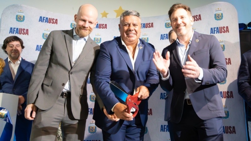 El presidente de AFA estuvo acompañado por el titular de Conmebol, que lo llenó de elogios.