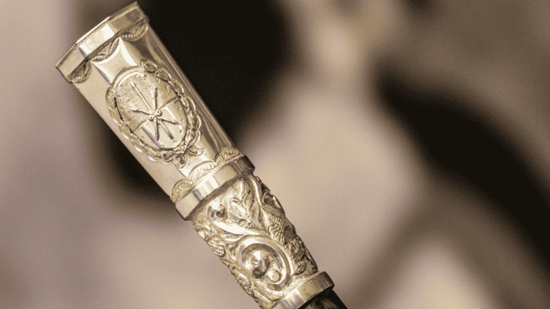 El detalle de la empuñadura del bastón que recibirá Pullaro.