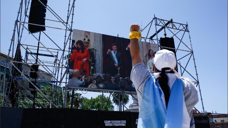 Simpatizantes del presidente Javier Milei aguardaban así su investidura.