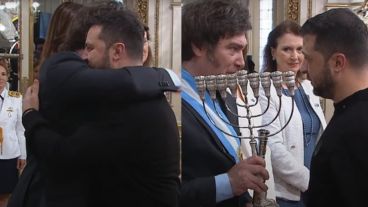 Javier Milei y Volodimir Zelensky sellaron el encuentro con un abrazo.