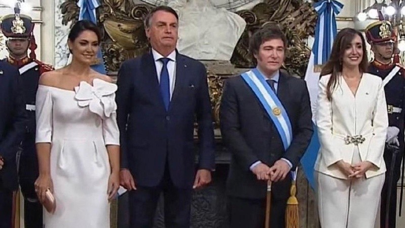Jair Bolsonaro junto a su esposa Michelle, este domingo en la Casa Rosada junto a Javier Milei y la vicepresidenta Victoria Villarruel.