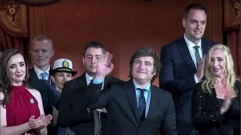 Milei en el Colón disfruta de la ovación del público.