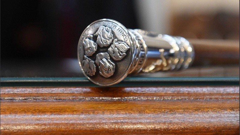 El bastón de mando que utilizó el presidente fue el de los artesanos Hugo Pascual Pontoriero y César Pontoriero.