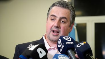 Cococcioni en diálogo con la prensa tras el acto.