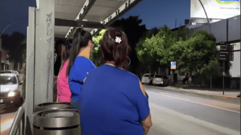 La parada de colectivos donde fueron reducidos minutos antes los jóvenes que iban armados.
