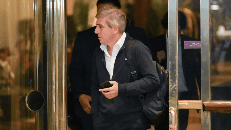 Caputo saliendo de una de las reuniones que mantuvo con el presidente Milei