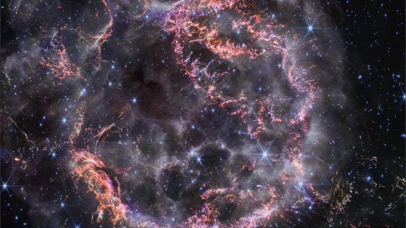 La explosión arrojó las capas exteriores de la estrella al espacio a millones de kilómetros por hora,