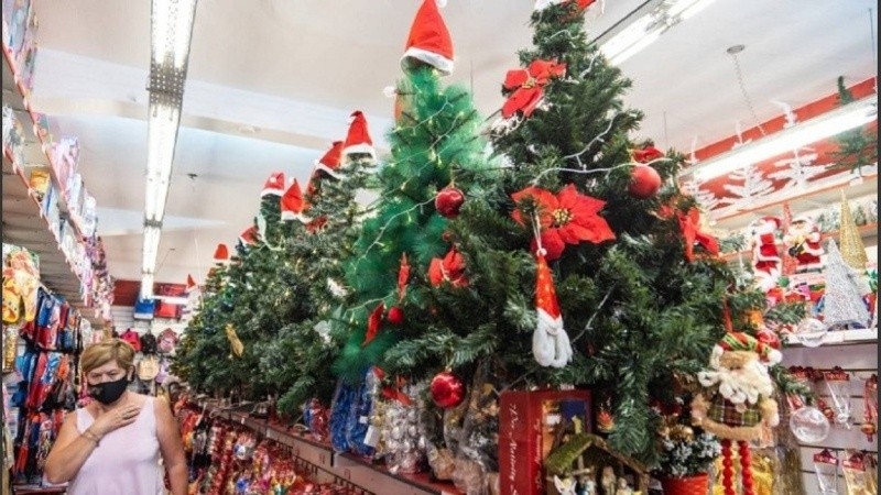 Las ventas de regalos y de objetos navideños están en alza en calle San Luis.