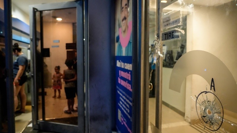 Había tres personas dentro del cajero y cuatro más fuera del recinto.