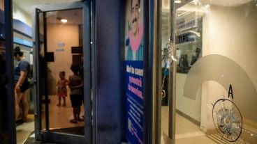 Había tres personas dentro del cajero y cuatro más fuera del recinto.