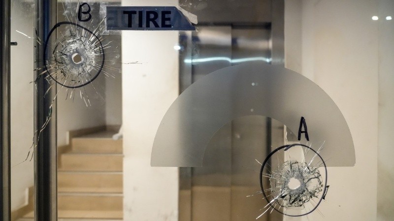 Había tres personas dentro del cajero y cuatro más fuera del recinto.