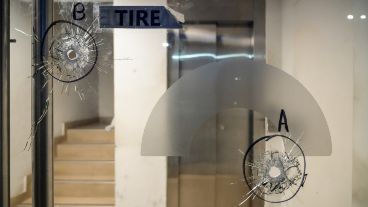 Había tres personas dentro del cajero y cuatro más fuera del recinto.