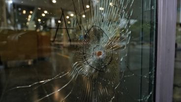 El disparo realizado por los sicarios al acceso de Vera Mujica del hospital.