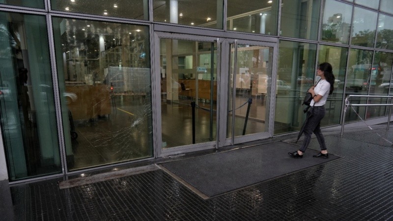 Como primer medida de seguridad, el centro de salud no recibe pacientes ambulatorios pero sí urgencias.