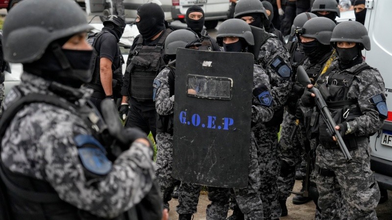 Operativo de traslado de presos en la comisaría 32ª de barrio Godoy.