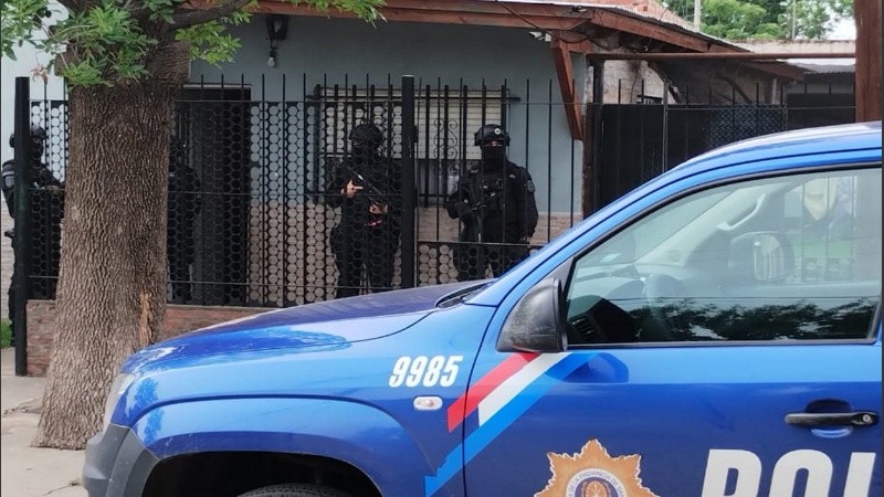 Desde la mañana de este jueves se llevan a cabo 46 allanamientos en Rosario, Villa Gobernador Gálvez y Pueblo Esther como consecuencia de las amenazas al gobernador Maximiliano Pullaro