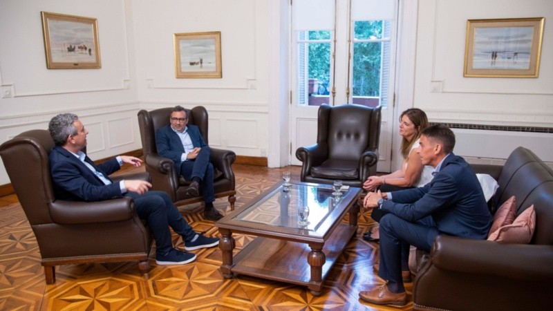 Pablo Casey, director de Asuntos Legales e Institucionales de Telecom y el intendente Pablo Javkin.