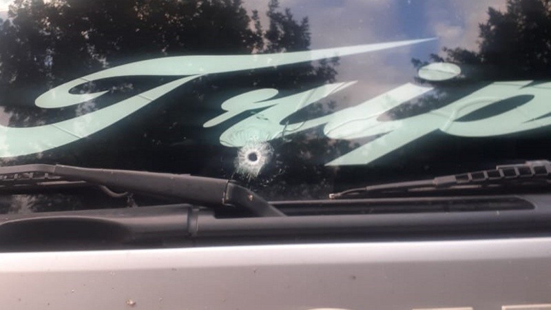 Un camión terminó con un impacto de bala en el parabrisas, luego del intento de robo.