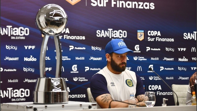 Fatu Broun no quiere ni mirar la copa para que nada lo distraiga del objetivo.