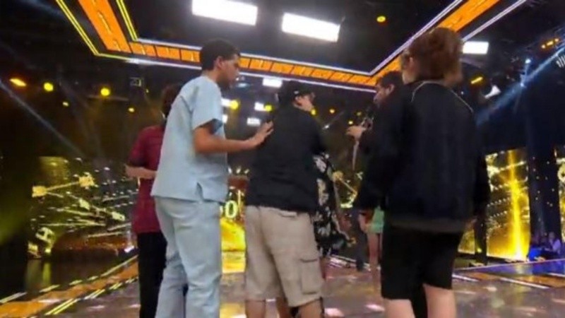 El momento donde un médico se acercó para corroborar que la mujer no esté herida.