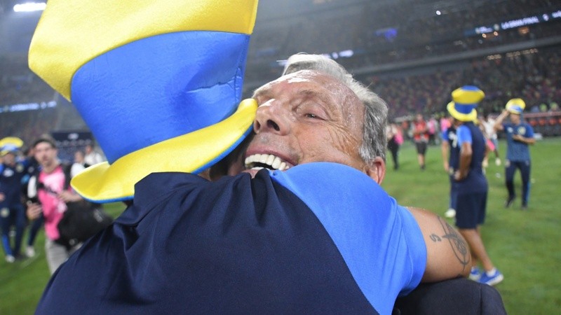 Russo y la felicidad reflejada en su enorme sonrisa