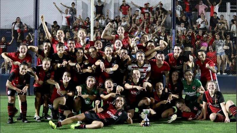 El festejo tras el triunfo que las llevó a Primera División: las jugadoras emularon la letra 